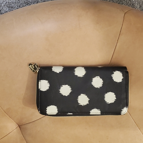 Betsey Johnson Black Zip Around Wallet - Picture 2 of 5